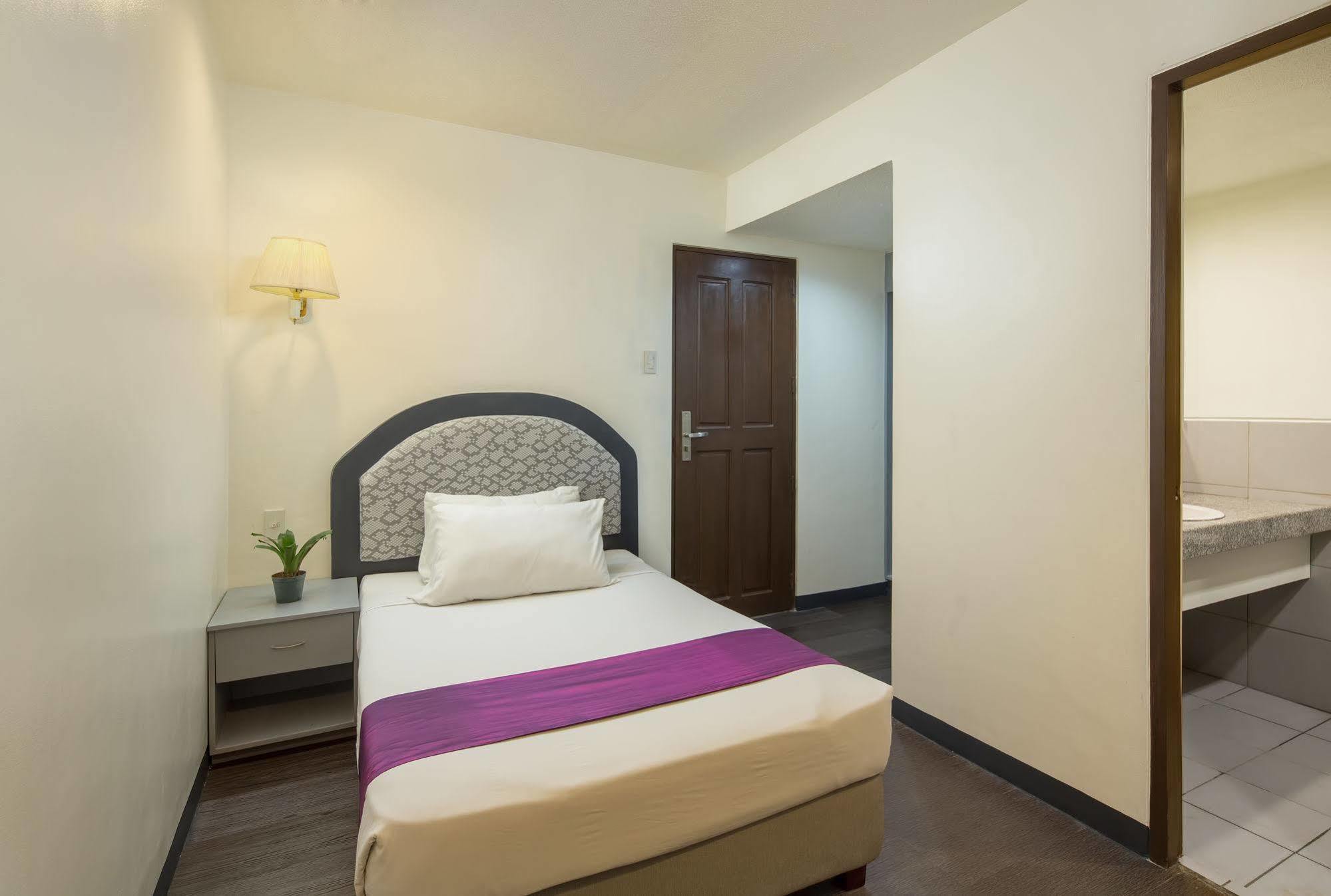 V Hotel Manila Eksteriør bilde