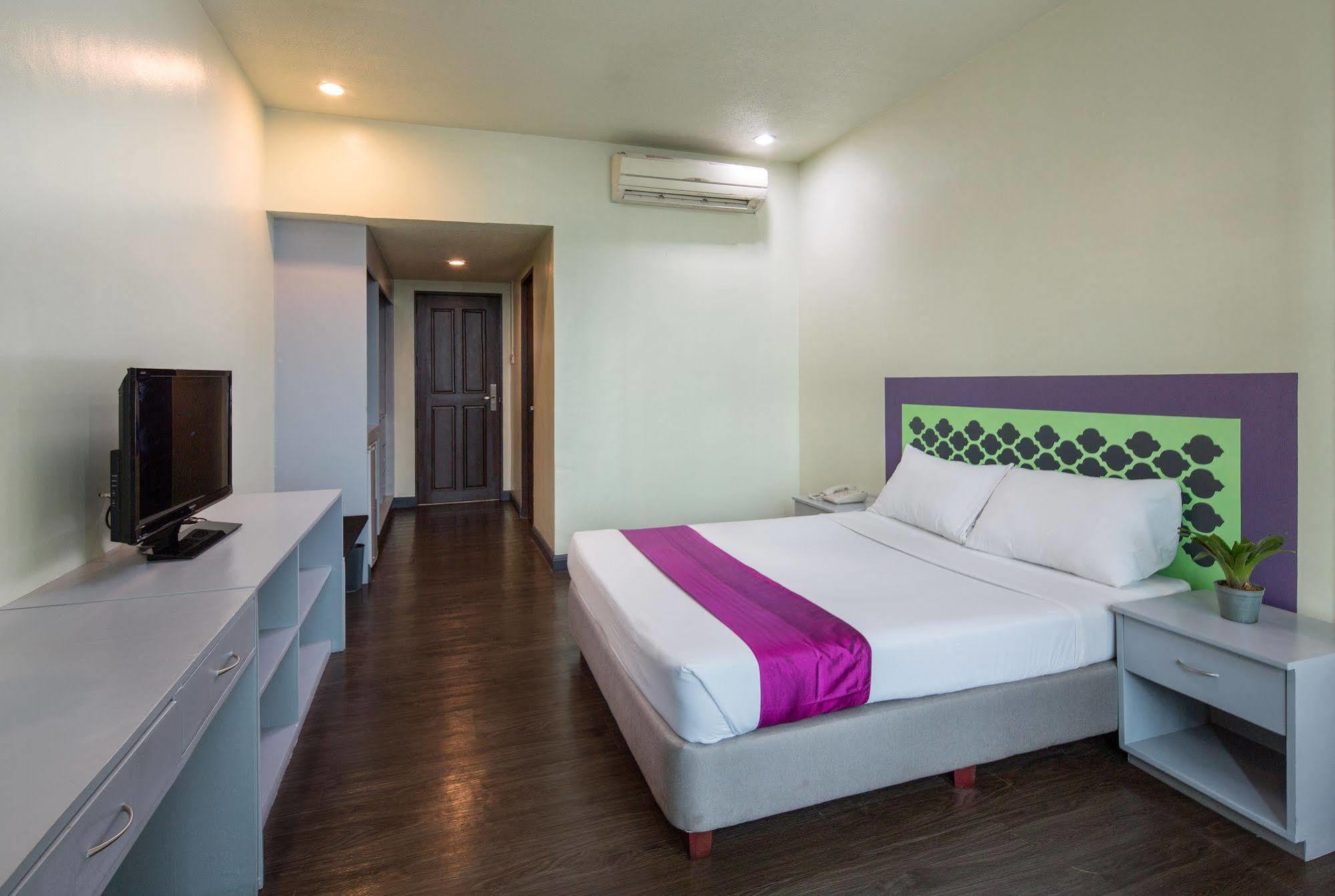 V Hotel Manila Eksteriør bilde