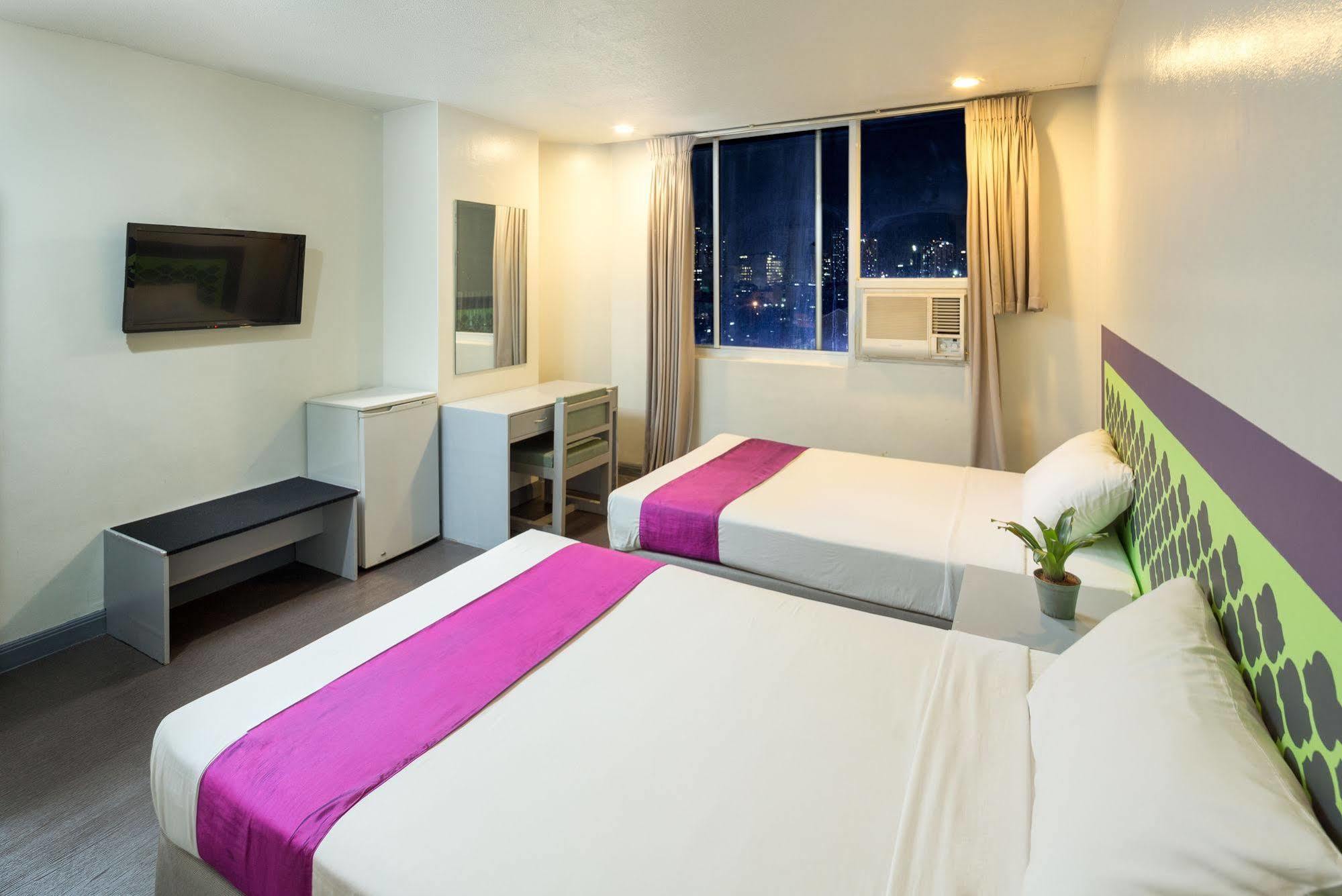 V Hotel Manila Eksteriør bilde