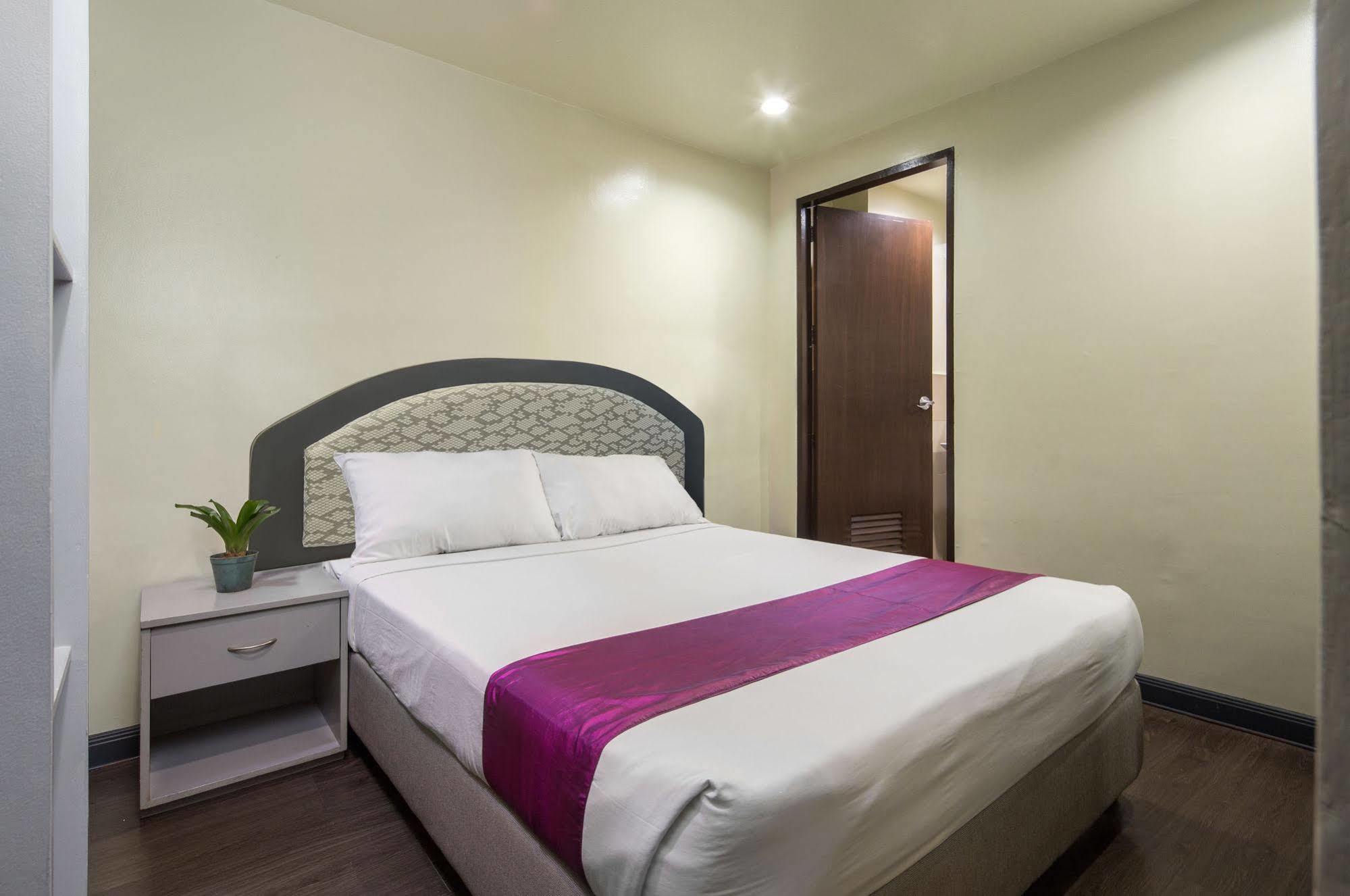 V Hotel Manila Eksteriør bilde