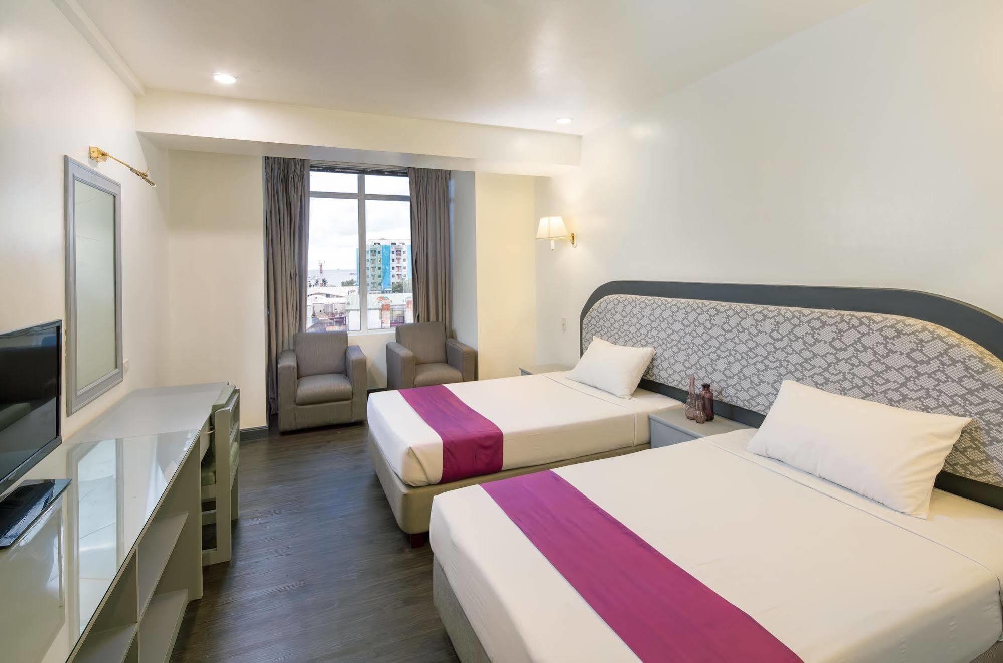 V Hotel Manila Eksteriør bilde
