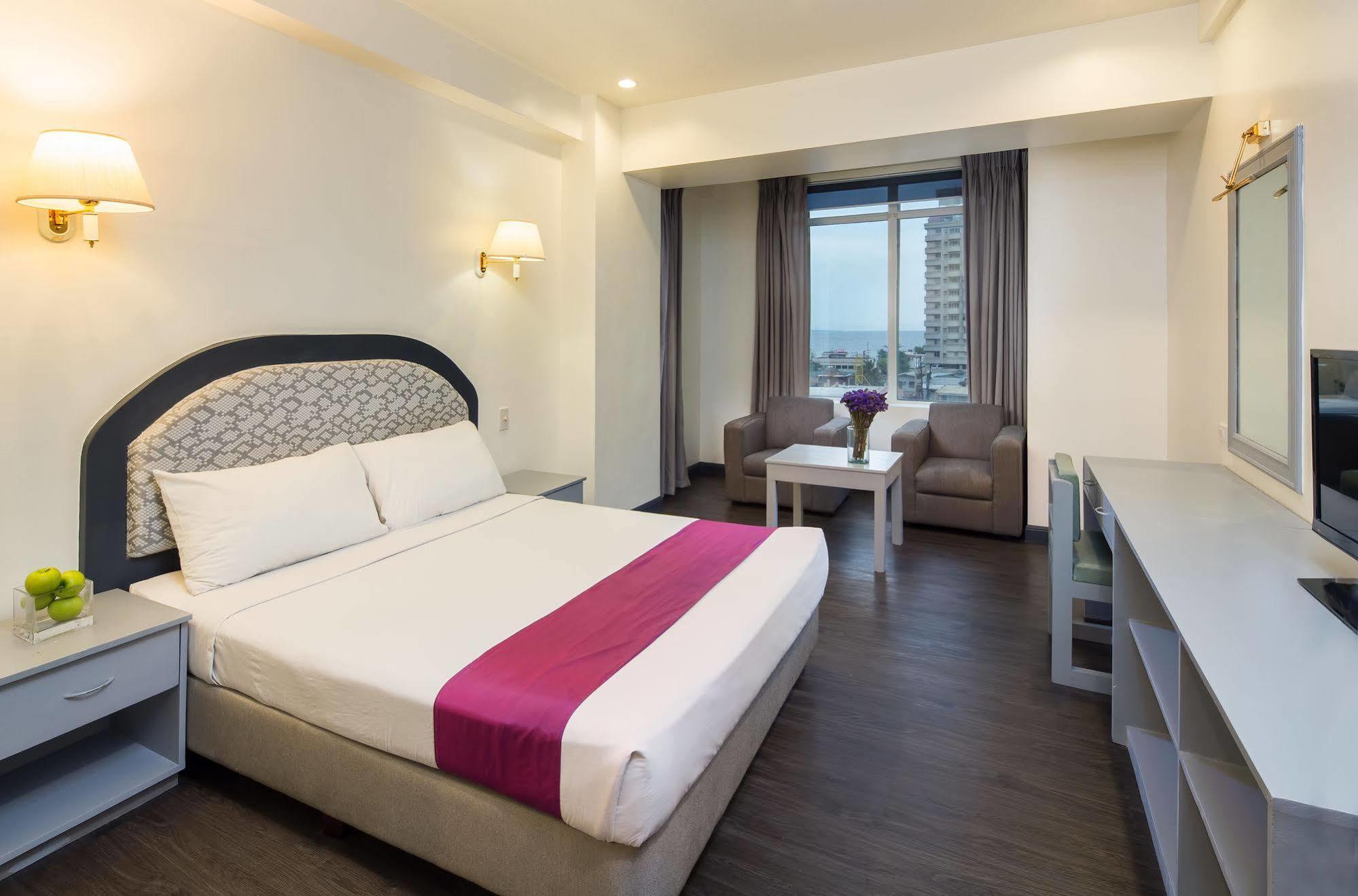 V Hotel Manila Eksteriør bilde