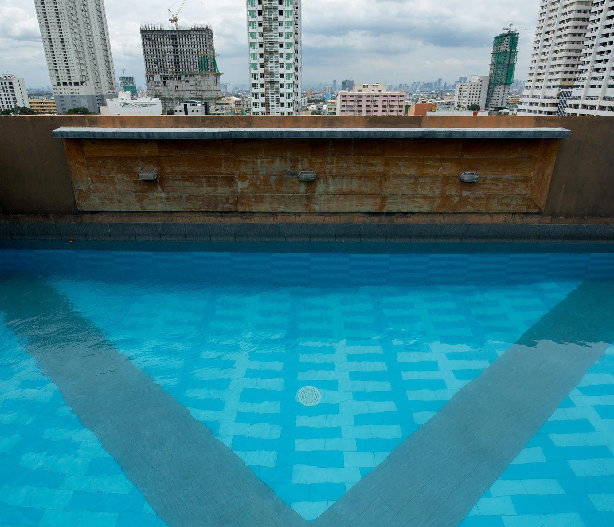 V Hotel Manila Eksteriør bilde