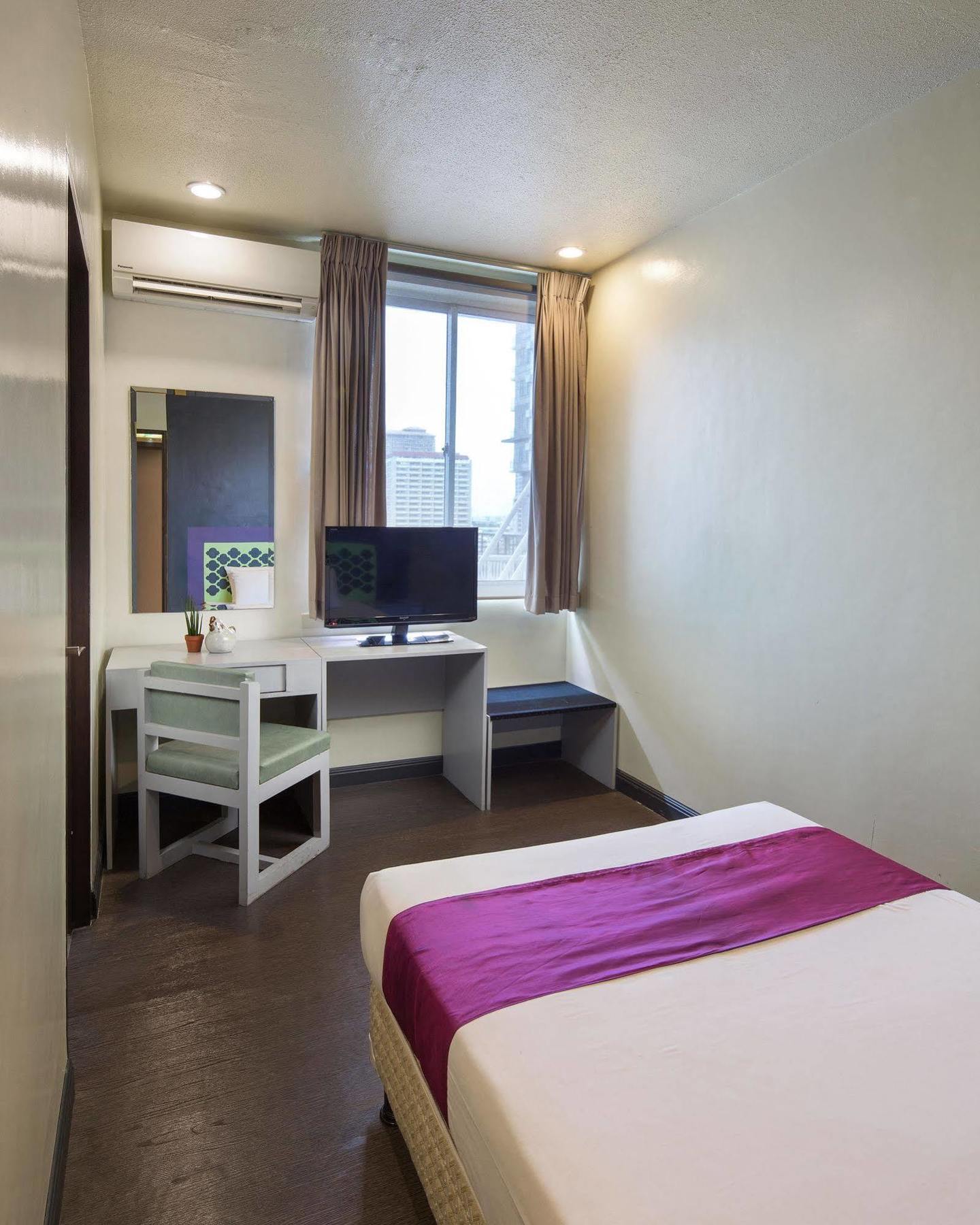 V Hotel Manila Eksteriør bilde