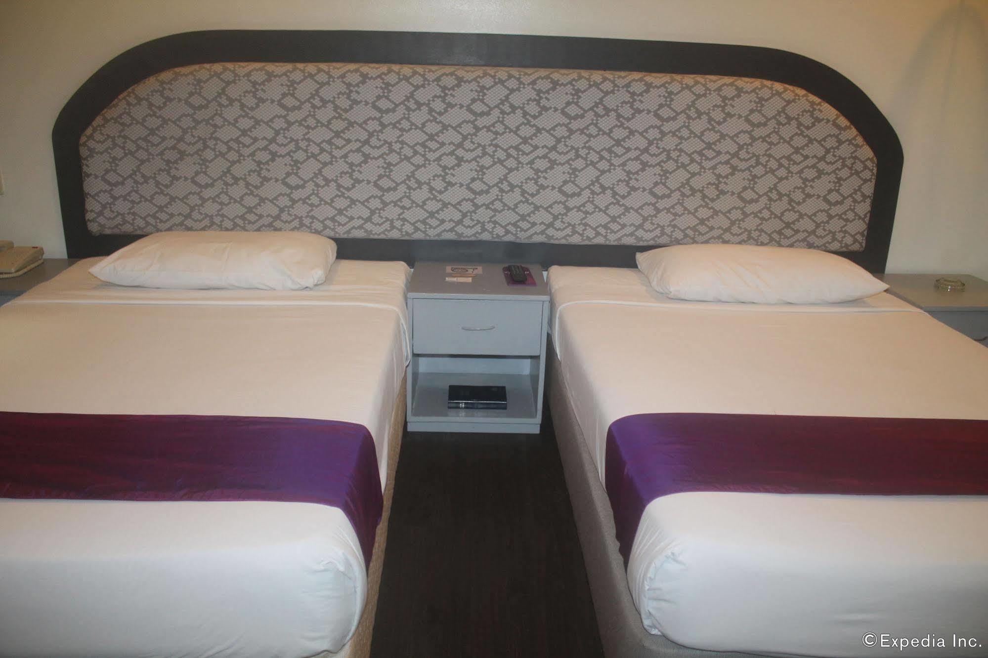 V Hotel Manila Eksteriør bilde