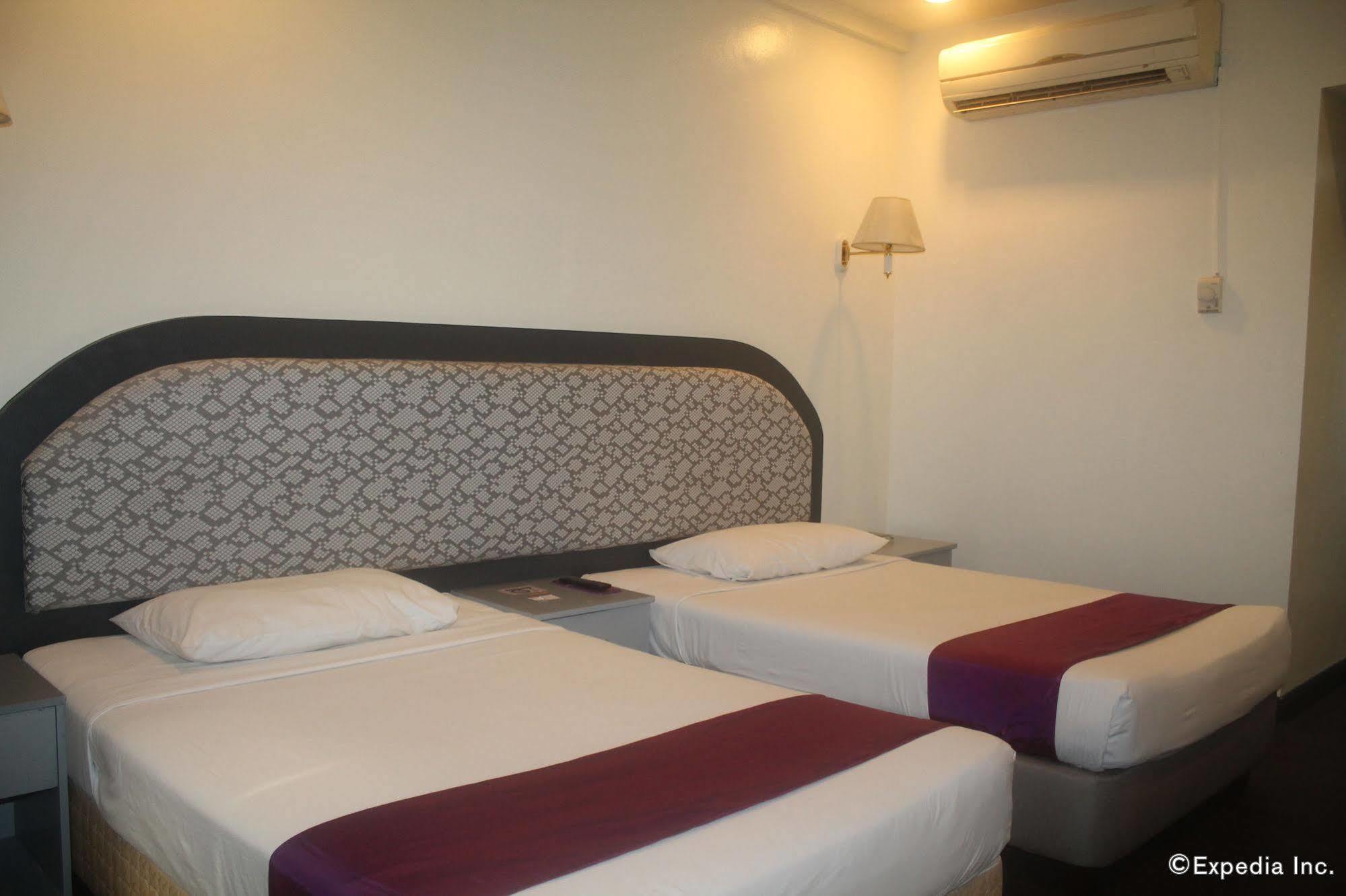 V Hotel Manila Eksteriør bilde