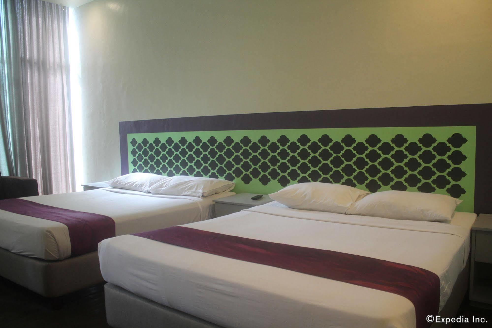 V Hotel Manila Eksteriør bilde